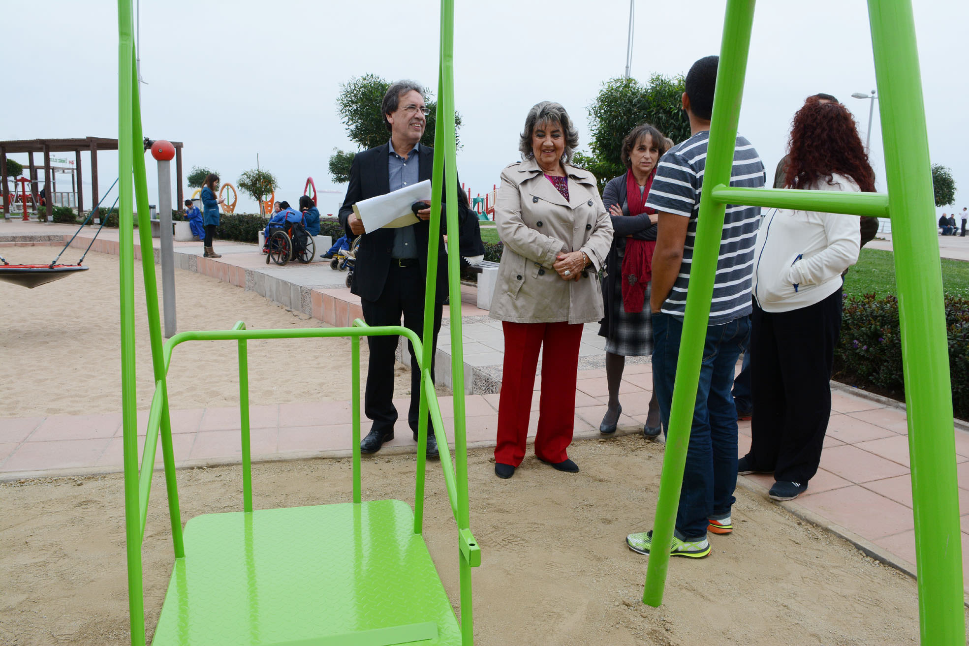 Municipio de Viña del Mar instala juegos inclusivos en el parque del borde costero