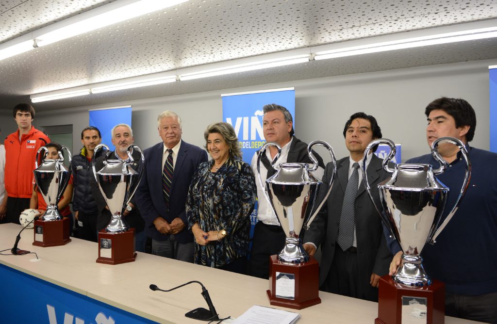 Imagen principal: Copas “Viña ciudad del deporte” entregó alcaldesa Virgninia Reginato a 4 Asociaciones para  sus torneos oficiales