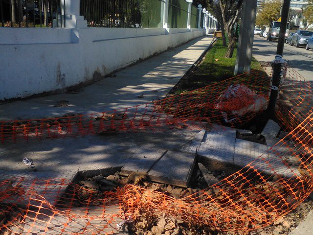 Municipio de Viña del Mar repara aceras en entorno de Palacio Rioja