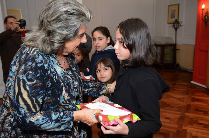 Hijos de funcionarios del Cementerio Santa Inés reciben incentivo académico de parte de alcaldesa Virginia Reginato