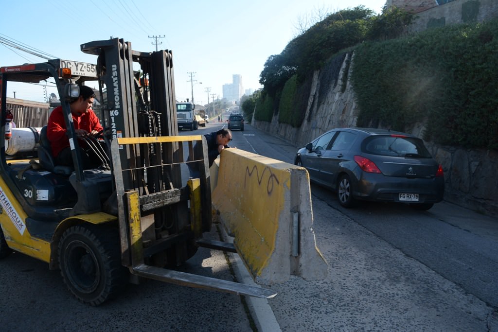Municipio de Viña del Mar instala barreras de seguridad vial en Av.  Edmundo Eluchans