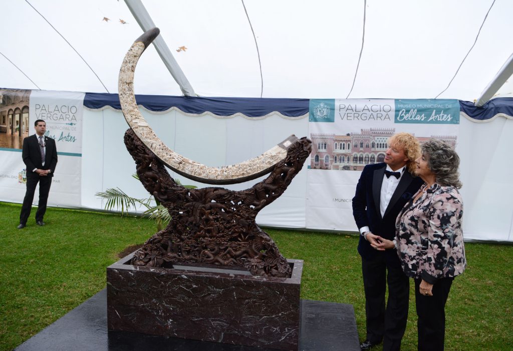 Imagen principal: Piano y colmillo de mamut tallado donado por Leonardo Farkas recibió alcaldesa Virginia Reginato a nombre de Viña del Mar