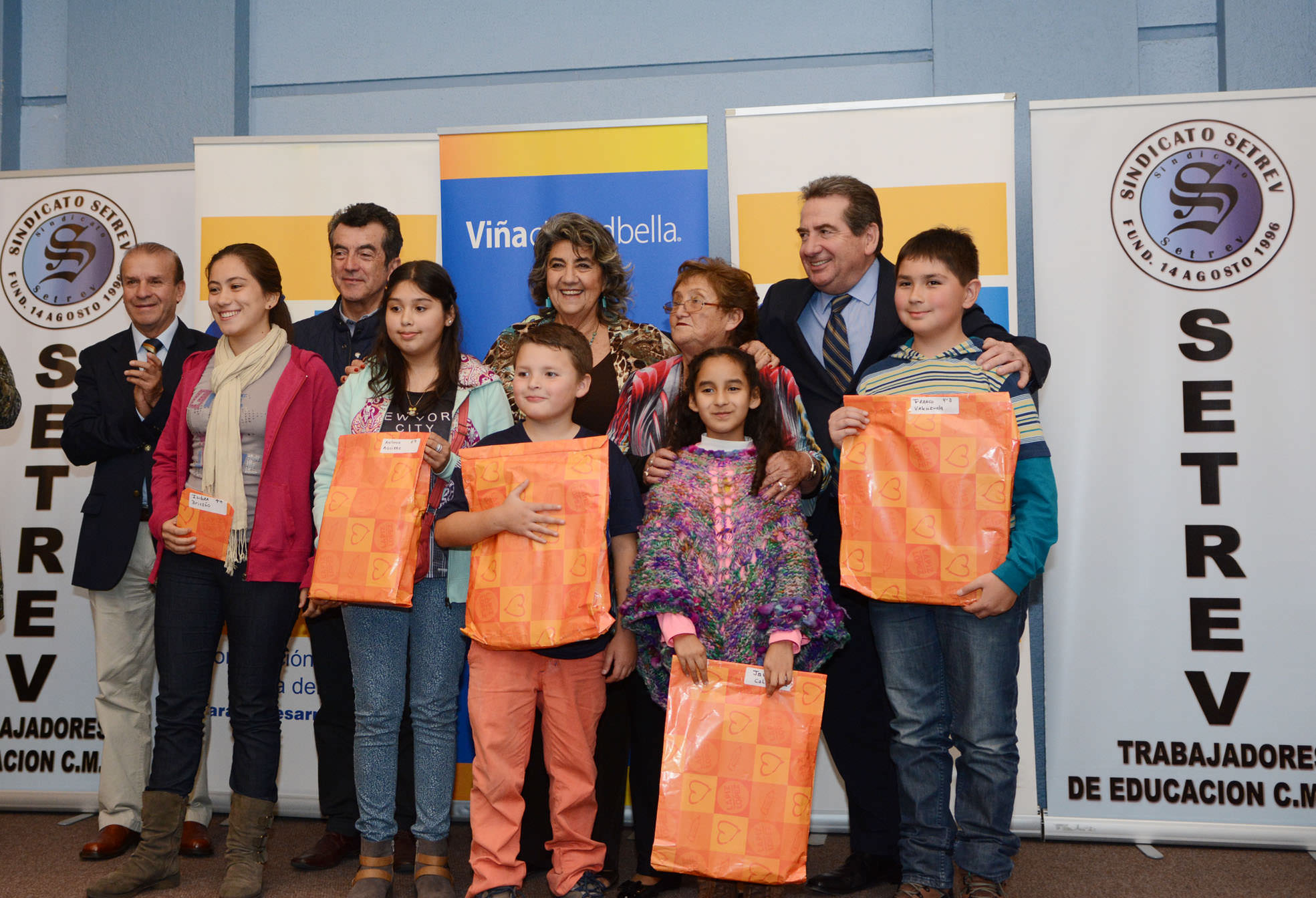 Hijos de trabajadores de la educación de Viña del Mar recibieron estímulos académicos de parte de alcaldesa Virginia Reginato