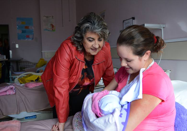 Cariñoso saludo a madres de maternidad del hospital Gustavo Fricke entregó alcaldesa Virginia Reginato