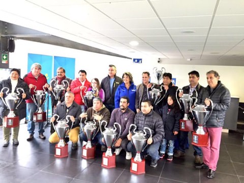 Asociaciones de fútbol disputarán Copa “Viña ciudad del deporte”, trofeos fueron entregados por alcaldesa Virginia Reginato