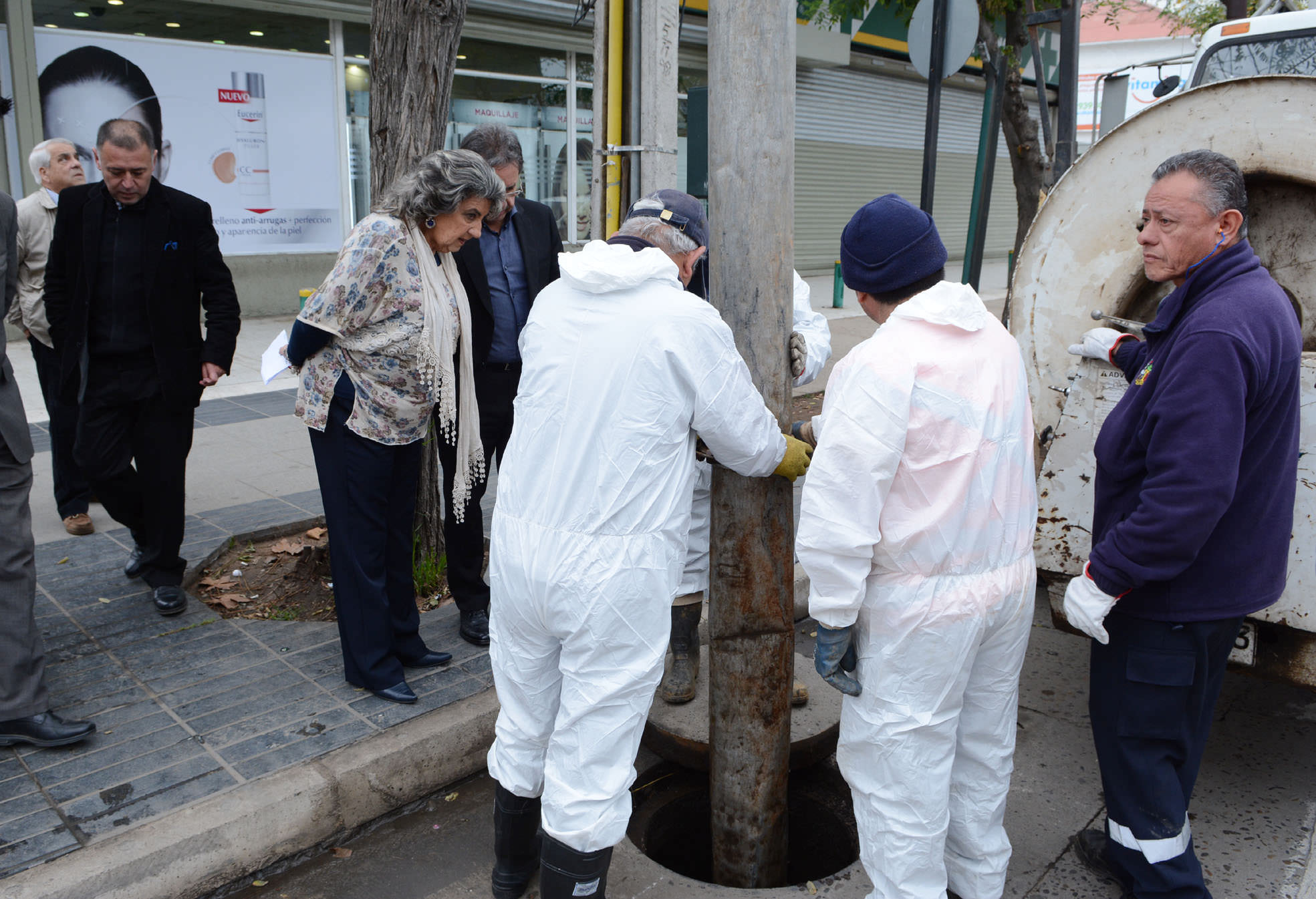 Profunda limpieza a pozos absorbentes ejecuta Municipio de Viña del Mar en Población Vergara