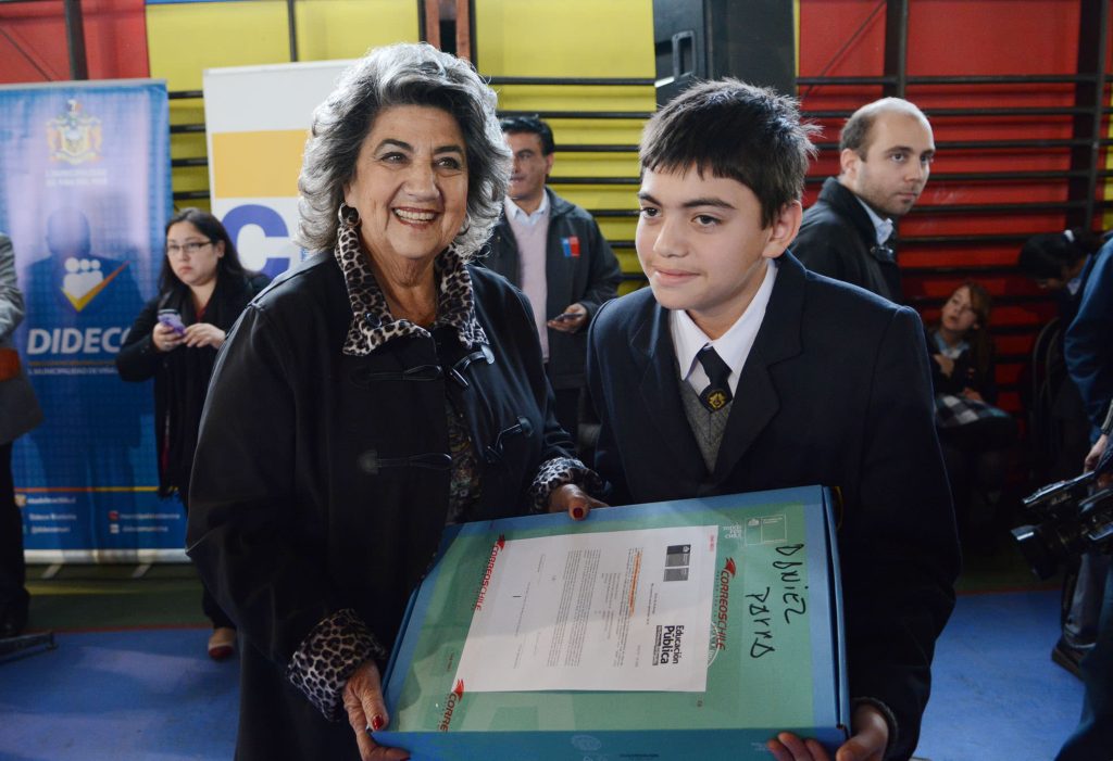 Imagen principal: Más de mil estudiantes viñamarinos recibieron un computador de parte de alcaldesa Virginia Reginato, JUNAEB  y Seremia de educación