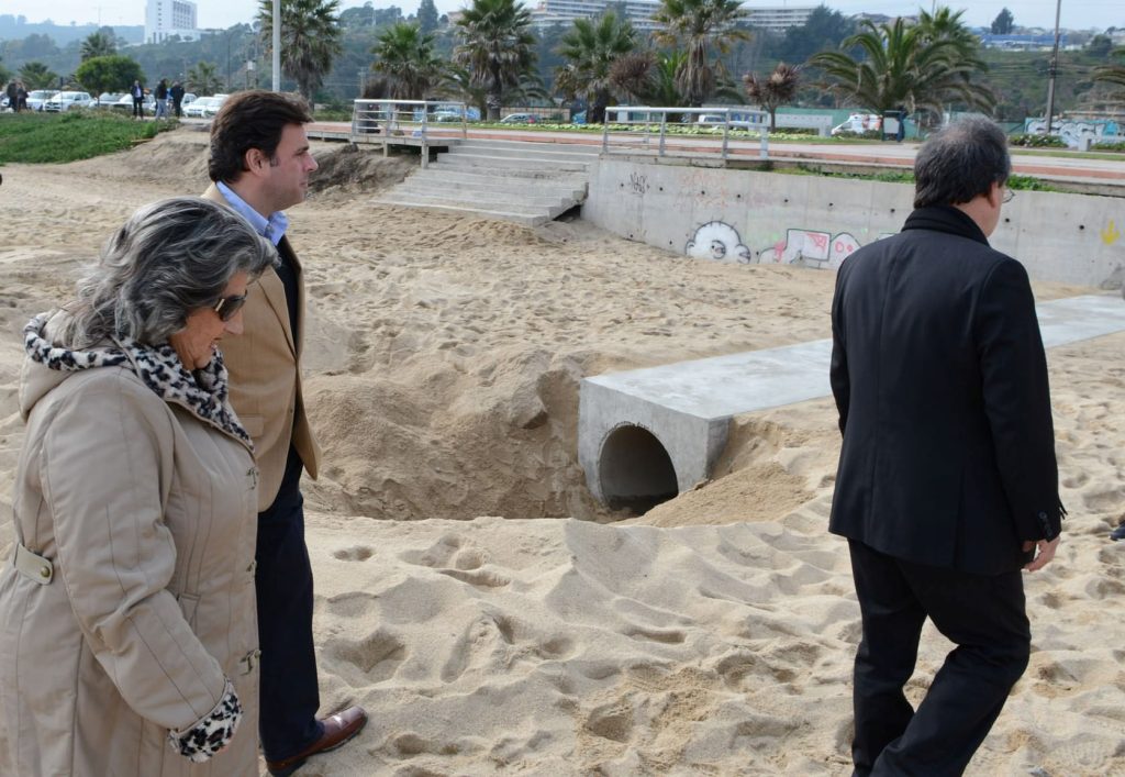 Imagen principal: Reposición de colector destruido por marejadas  fue inspeccionado por alcaldesa Virginia Reginato