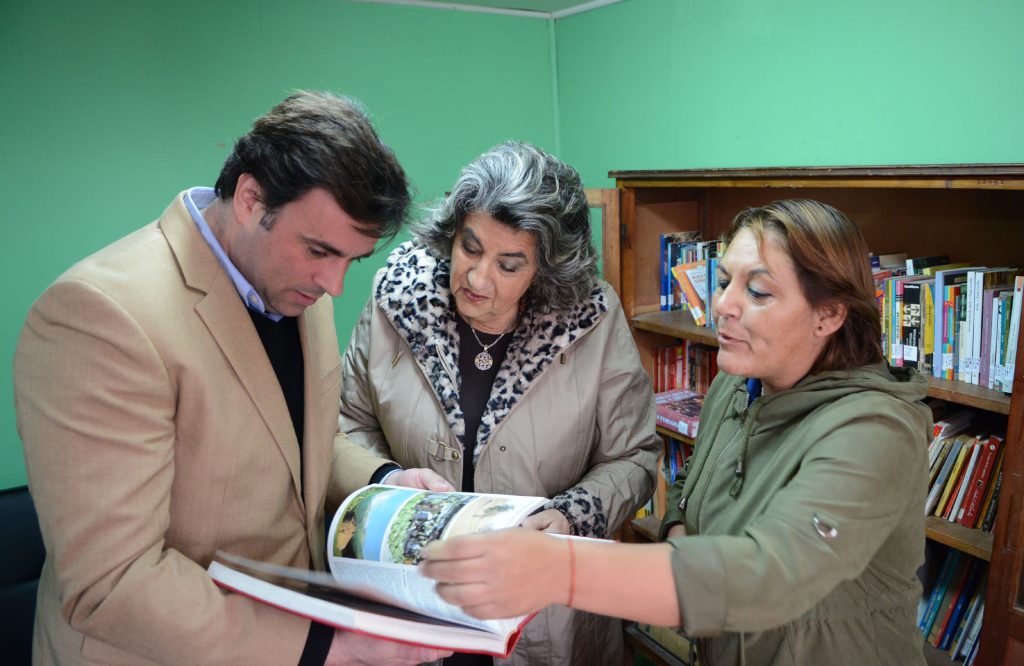 Imagen principal: Vecinos de Forestal reciben de alcaldesa Virginia Reginato, libros que fortalecerá su biblioteca comunitaria