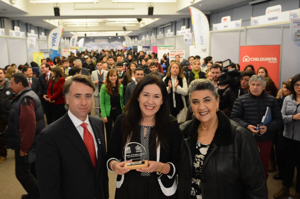 Imagen principal: Oferta de 1.100 empleos atrajo gran cantidad de público a feria laboral organizada por Municipalidad  de Viña del Mar