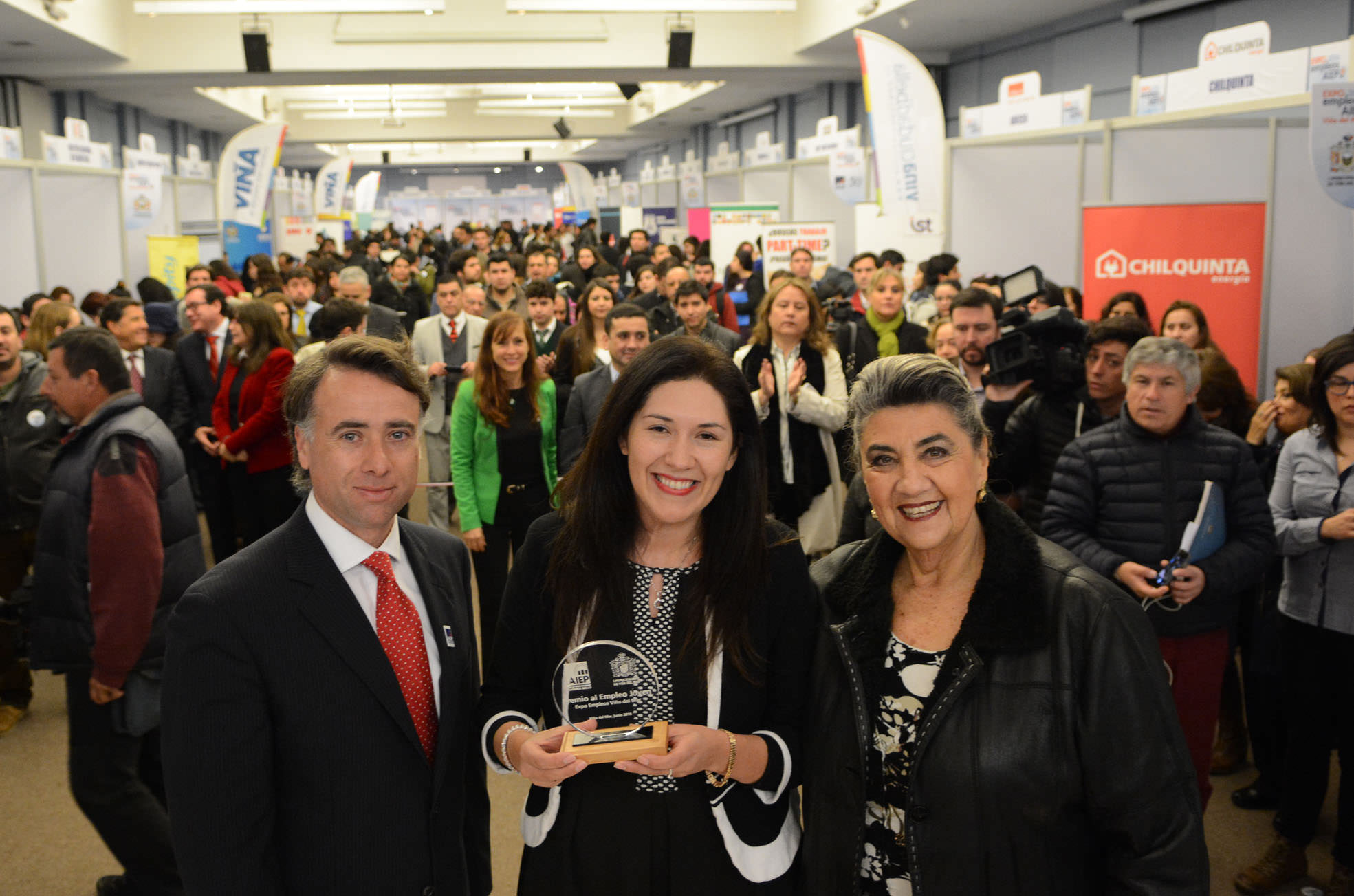 Oferta de 1.100 empleos atrajo gran cantidad de público a feria laboral organizada por Municipalidad  de Viña del Mar