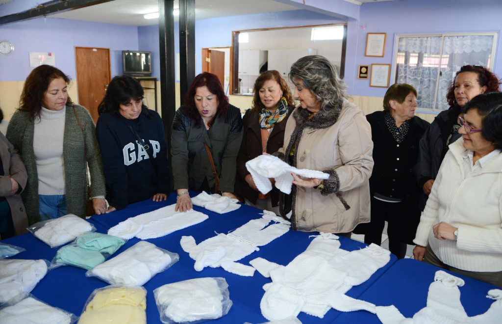 Imagen principal: Centros de madres viñamarinos donan ajuares para bebés, los  que fueron recepcionados por alcaldesa Virginia Reginato