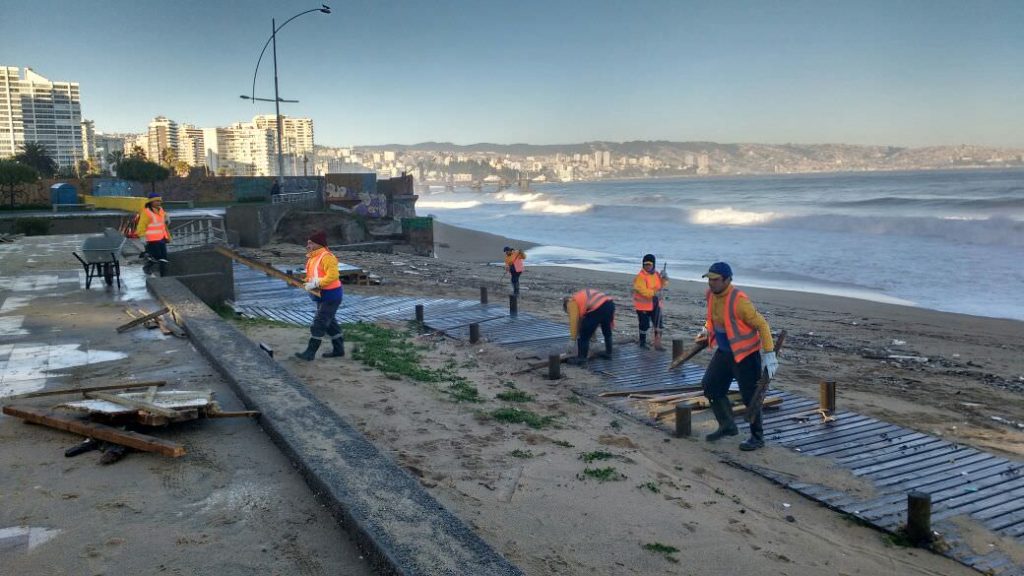 Imagen principal: Municipio de Viña del Mar evalúa daños por marejadas en borde costero