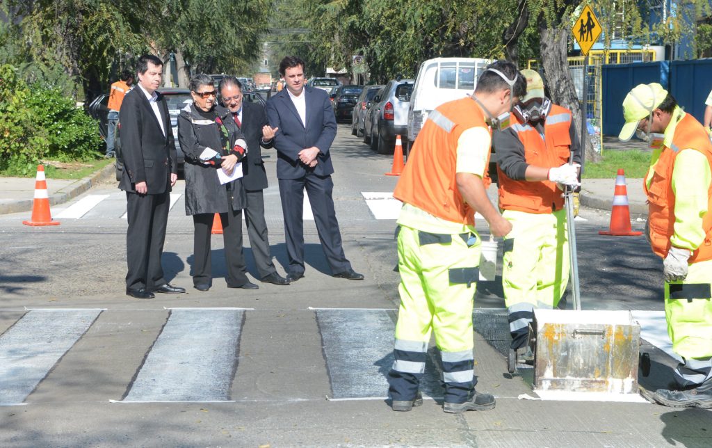 Imagen principal: Municipio de Viña del Mar refuerza demarcación vial para potenciar seguridad de escolares