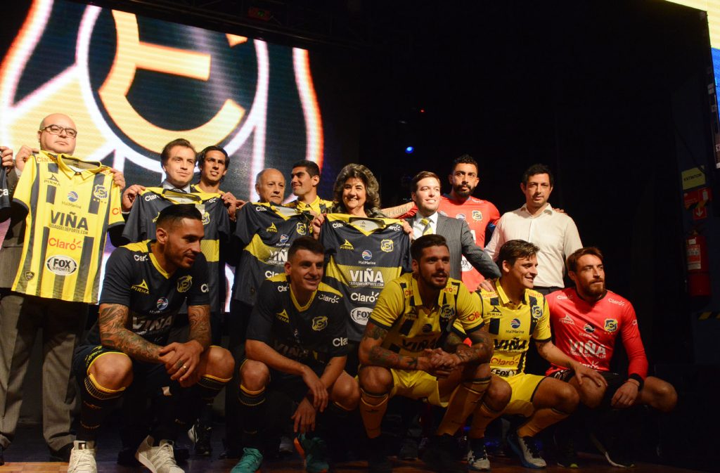 Imagen principal: Nueva indumentaria deportiva de Everton fue destacada por alcaldesa Virginia Reginato