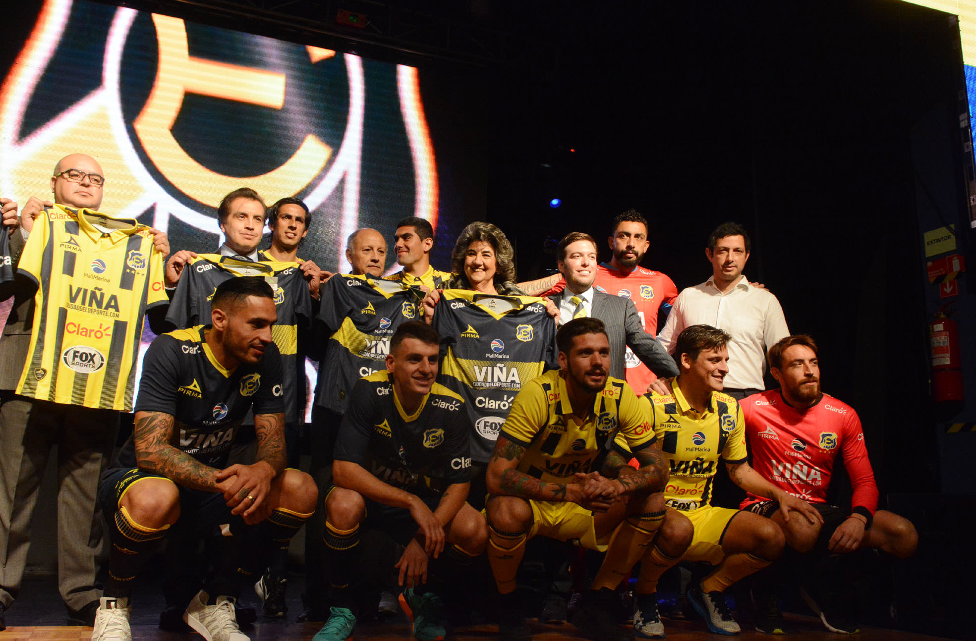 Nueva indumentaria deportiva de Everton fue destacada por alcaldesa Virginia Reginato