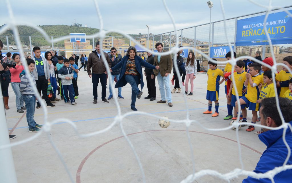 Imagen principal: Remodelada multicancha de Reñaca Alto inauguro alcaldesa Virginia Reginato