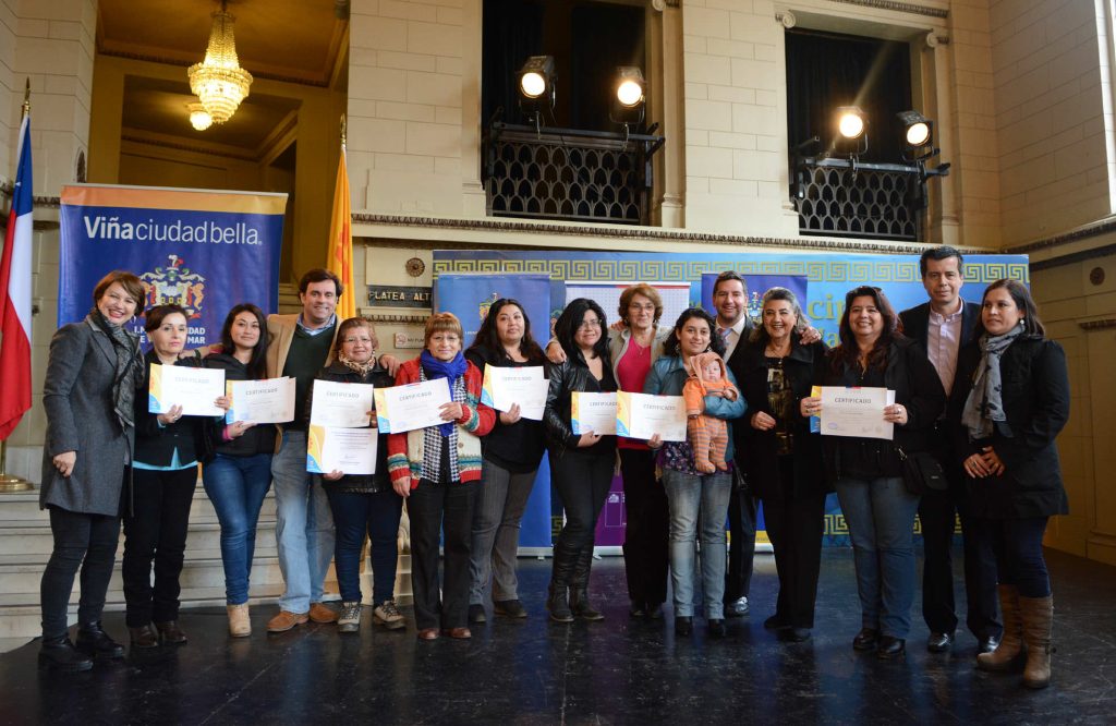 Imagen principal: Jefas de hogar beneficiadas con programa de capacitación laboral recibieron su certificación de parte de alcaldesa Virginia Reginato