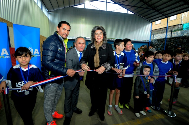 Renovada multicancha del club deportivo Monterrey inauguró alcaldesa Virginia Reginato