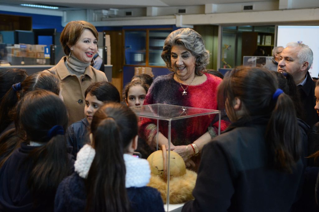 Imagen principal: Hall de la Municipalidad de Viña del Mar  abre sus puertas al arte con muestra de cerámica