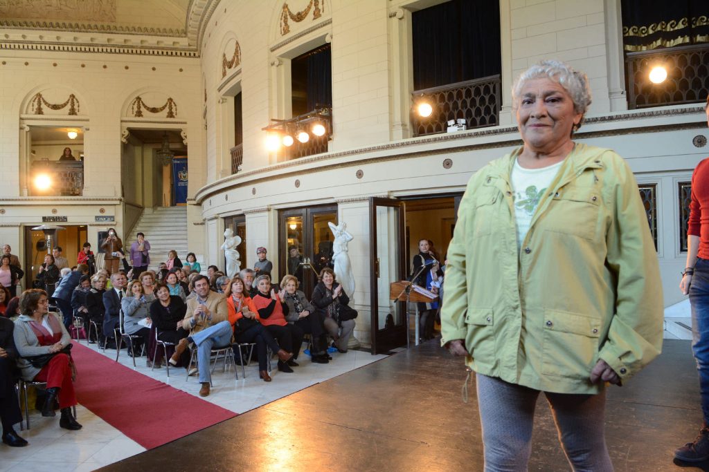Imagen principal: Candidatas del concurso de la Reina del Adulto Mayor derrocharon alegría en desfile de modas