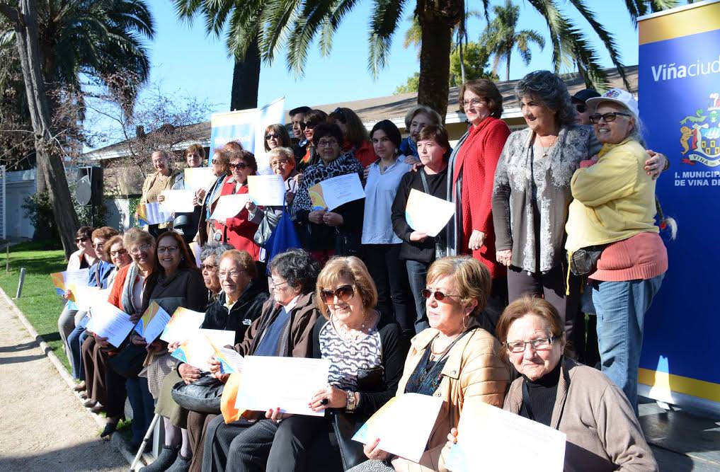 Vecinos de Viña del Mar fueron certificados en cultivo de huertos urbanos por alcaldesa Virginia Reginato