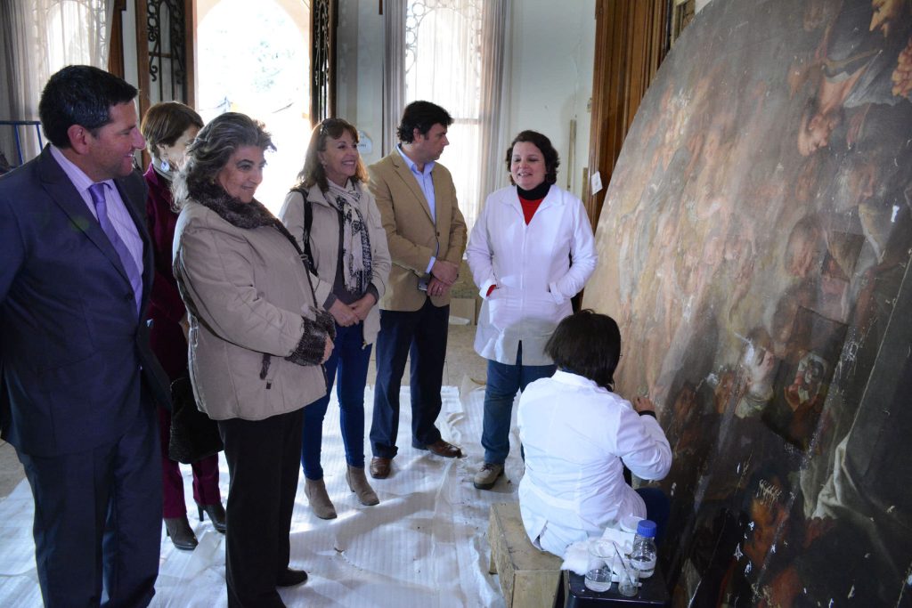 Imagen principal: Restauración de pinturas  de 4 siglos de antigüedad del Palacio Vergara fueron inspeccionados por alcaldesa Virginia Reginato