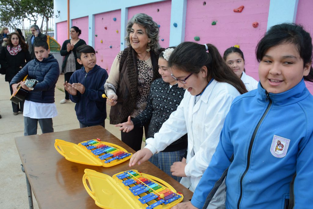 Imagen principal: Alumnos de escuelas municipales de Viña del Mar  aprenden de sus raíces chilenas a través de talleres folclóricos