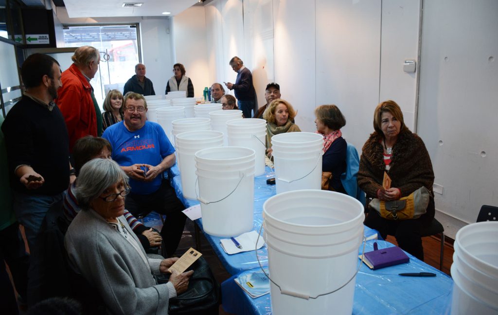 Imagen principal: Vecinos se capacitan para producir  abono orgánico para sus jardines en talleres de la Municipalidad de Viña del Mar