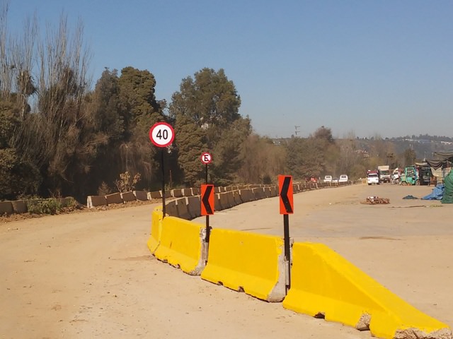 Municipio de Viña del Mar instala barreras New Jersey en área de Feria de los camiones en el  estero