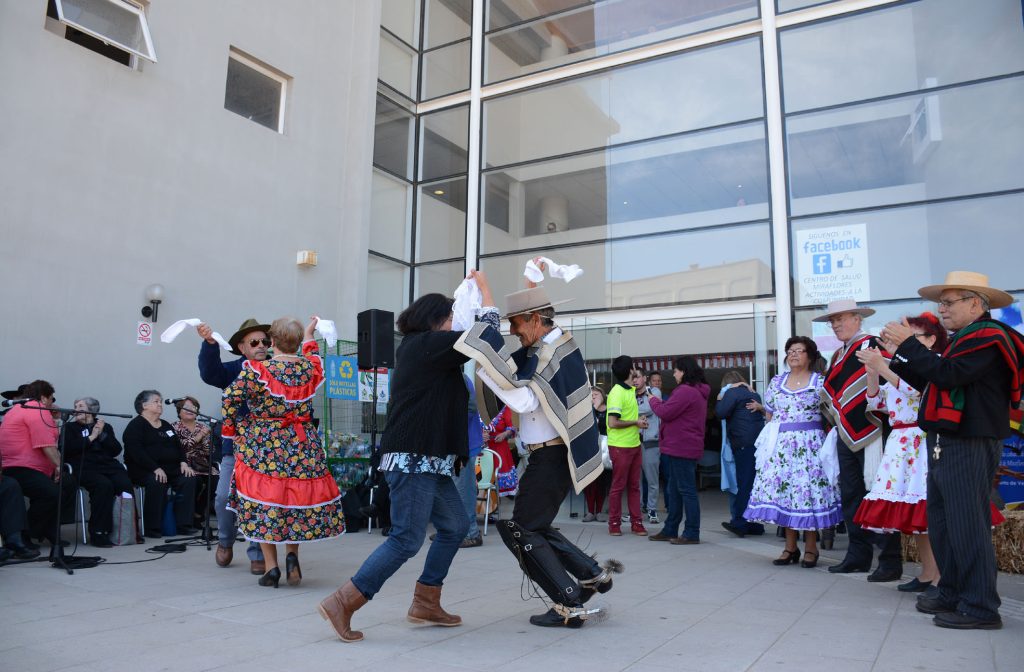 Imagen principal: Ramada itinerante impregnó de espíritu dieciochero a vecinos de Mirafloreserante