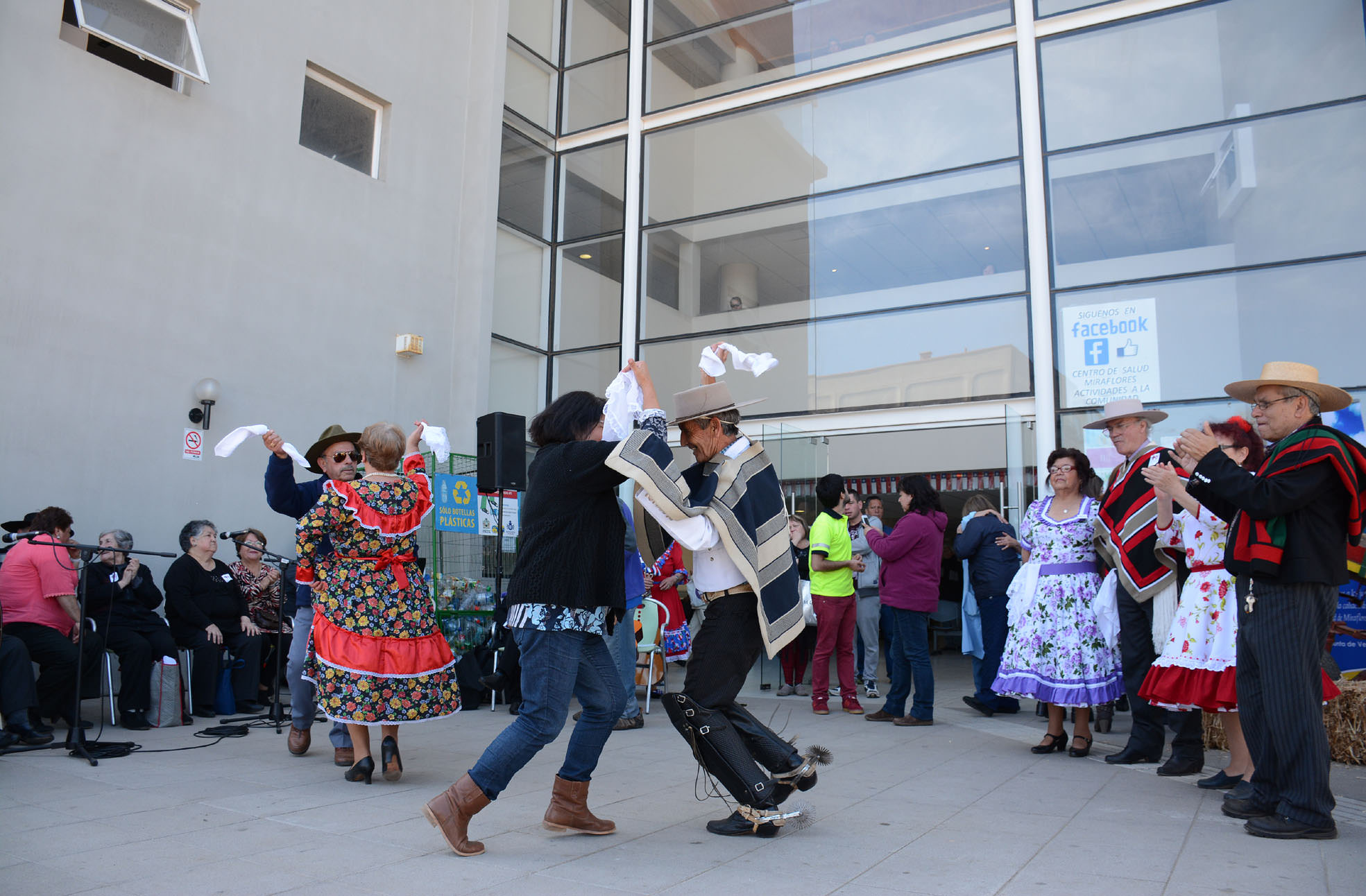 Ramada itinerante impregnó de espíritu dieciochero a vecinos de Mirafloreserante