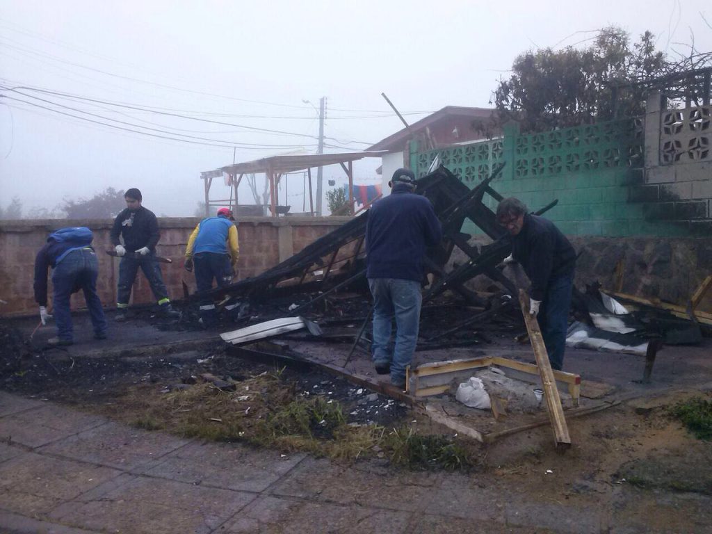 Imagen principal: Municipio de Viña del Mar entregó ayuda social a afectados de incendio en El Olivar
