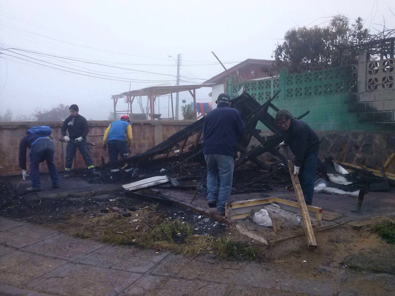 Municipio de Viña del Mar entregó ayuda social a afectados de incendio en El Olivar