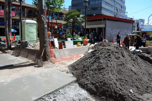 Municipio de Viña del Mar mejora vereda de plazoleta Villanelo
