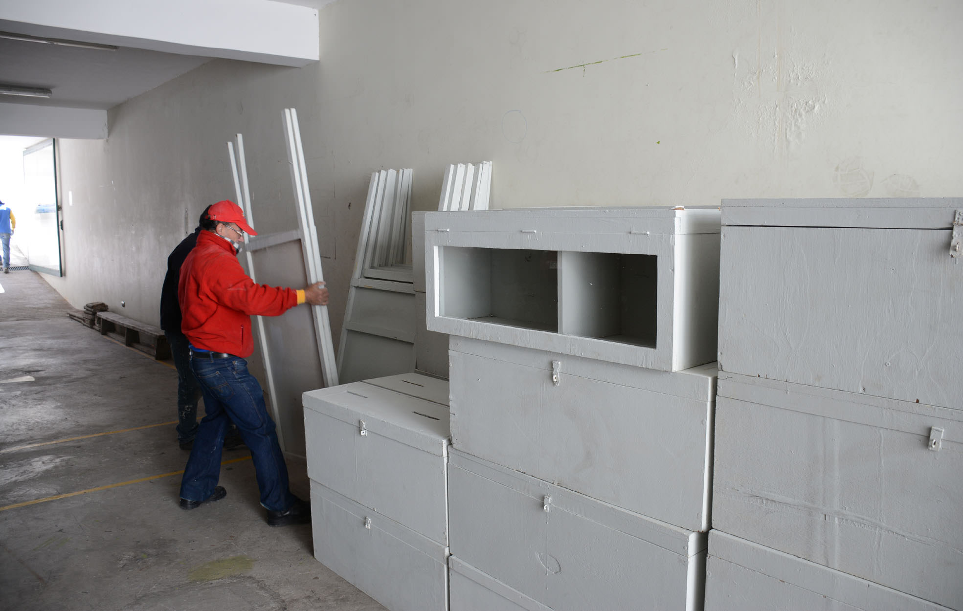 Municipio de Viña del Mar comenzó a distribuir el mobiliario electoral para locales de votación