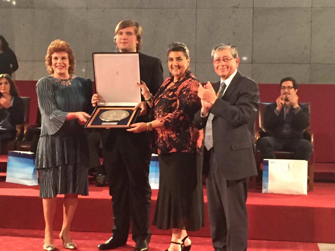Alcaldesa Virginia Reginato, premiacion Luis  Sigall