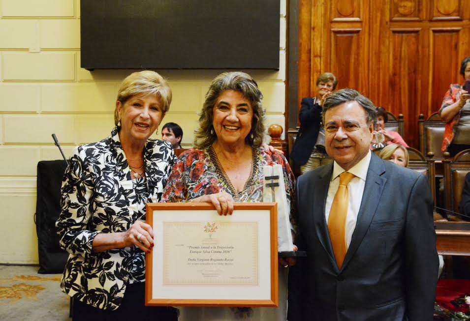 ALCALDESA VIRGINA REGINATO RECIBE PREMIO A LA TRAYECTORIA “ENRIQUE SILVA CIMMA 2016”
