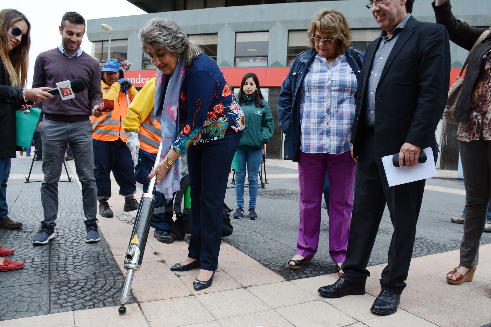 Municipio de Viña del Mar implementa teconología para retiro de chicles desde las veredas
