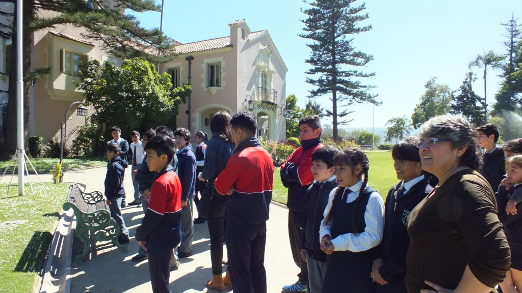 Imagen principal: Estudiantes de Escuelas de Viña del Mar recorren jardines del Palacio Presidencial de Cerro Castillo y se maravillan con visita