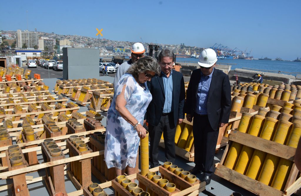 Imagen principal: Preparativos de espectáculo pirotécnico en Viña del Mar fueron inspeccionados por alcaldesa Virginia Reginato