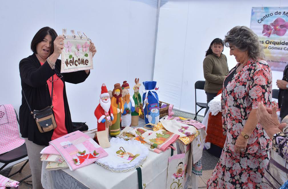 Centros de madres de Viña del Mar ofrece creativos artículos en expo navideña