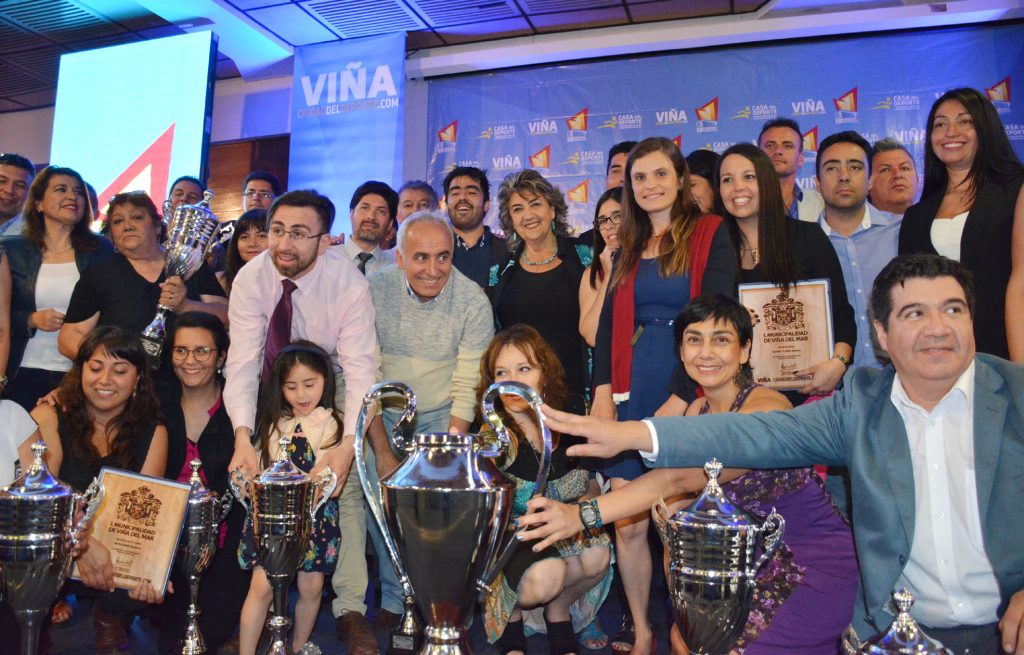 Imagen principal: Campeones  de VII Olimpiada Interempresas y Servicios Públicos fueron premiados por alcaldesa Virginia Reginato