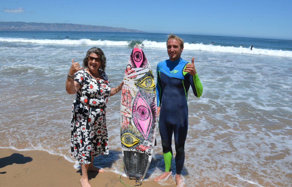 Imagen principal: Antecedentes de  importantes torneos de surf en Reñaca dio a conocer alcaldesa  Virginia Reginato