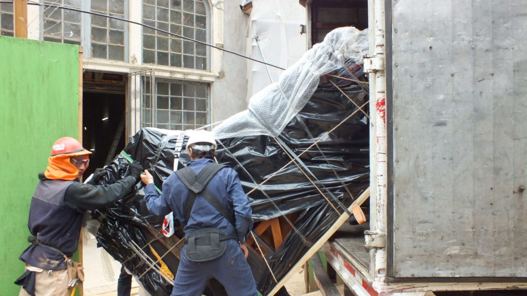 Imagen principal: Municipio de Viña del Mar trasladó antiguos pianos del Palacio Vergara para su resguardo y protección