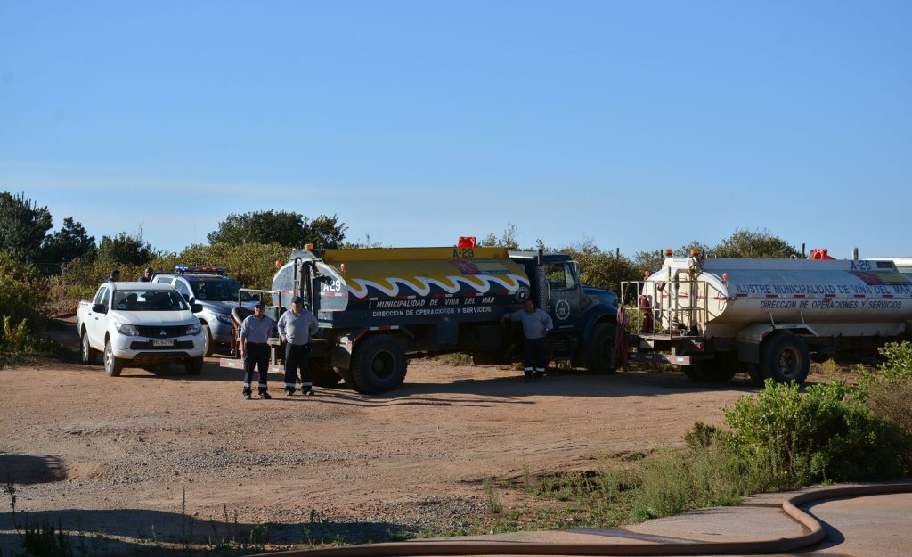 Imagen principal: Municipio de Viña del Mar brindó apoyo con camiones aljibes en incendio de Valparaíso