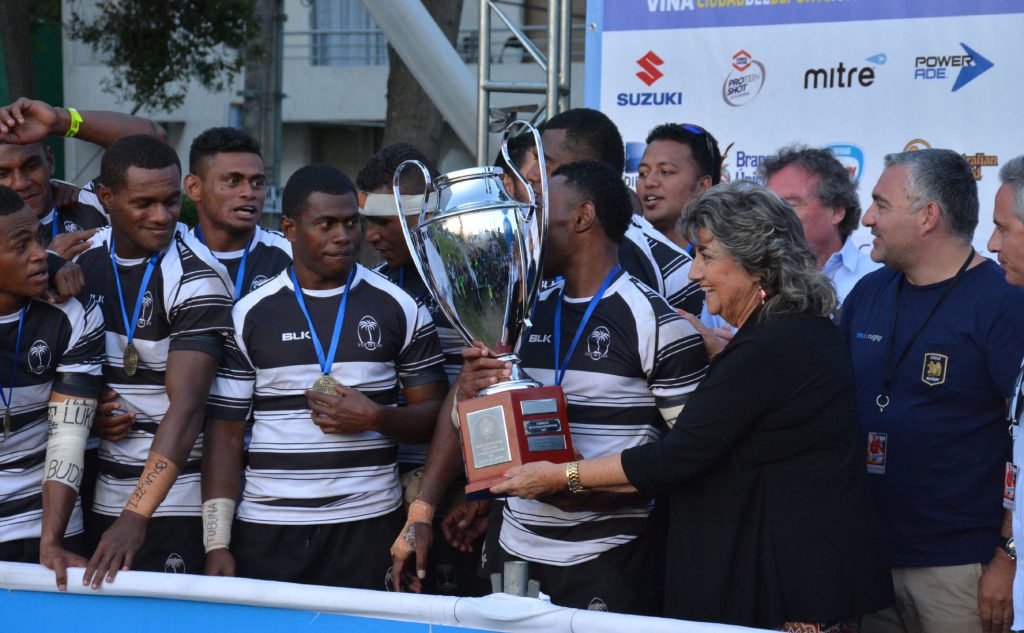 Imagen principal: Trofeo del Seven Viña 2017, a Fiji, fue entregado  por alcaldesa Virginia Reginato