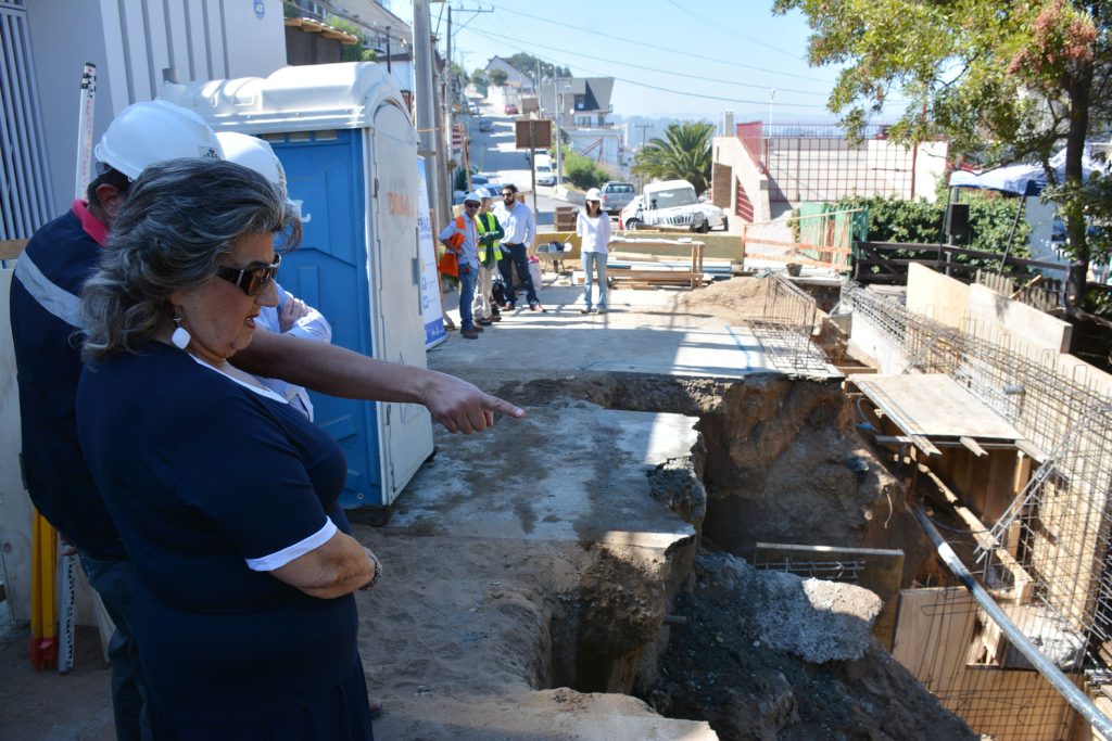 Imagen principal: Construcción de muro para reparar socavón en Reñaca fue inspeccionado por alcaldesa Virginia Reginato