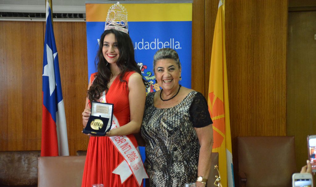 Imagen principal: Viñamarina, elegida  Reina Mundial del turismo fue distinguida por alcaldesa Virginia Reginato