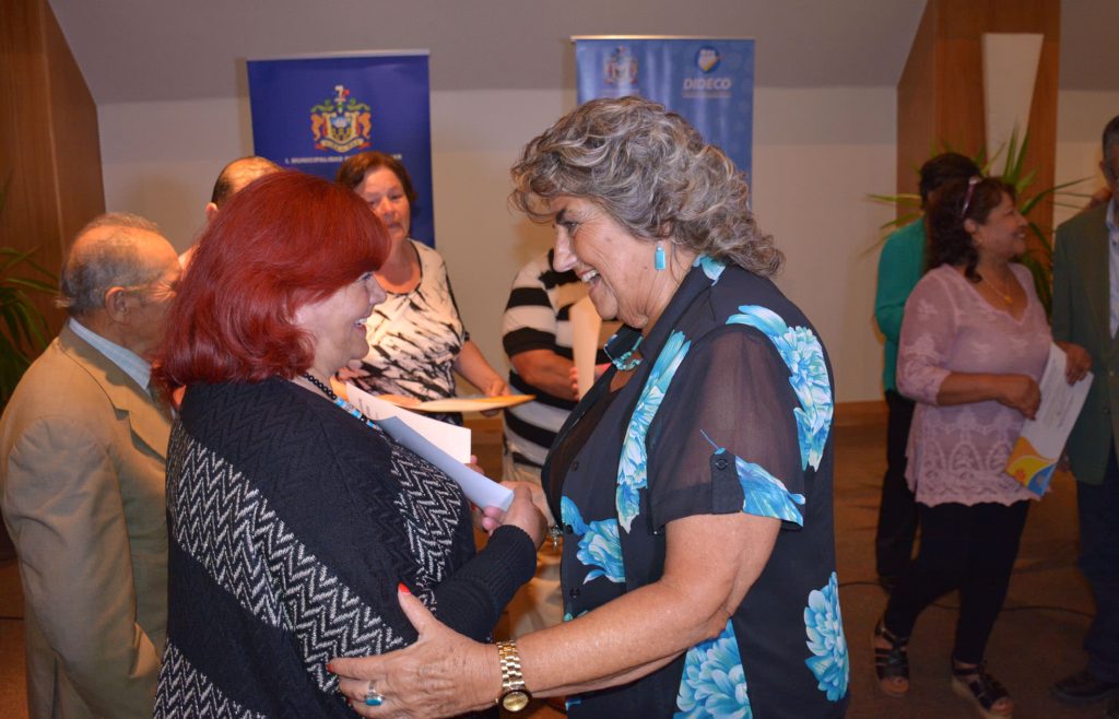 Imagen principal: Adultos mayores del Programa Vínculos recibieron certificados de parte de alcaldesa Virginia Reginato